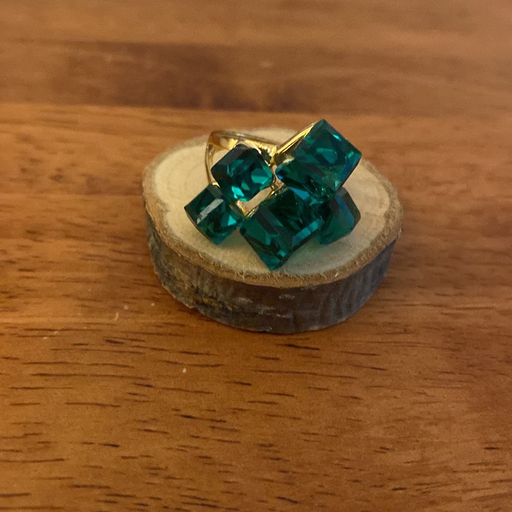 NEW Stunning Emerald colour cube ring